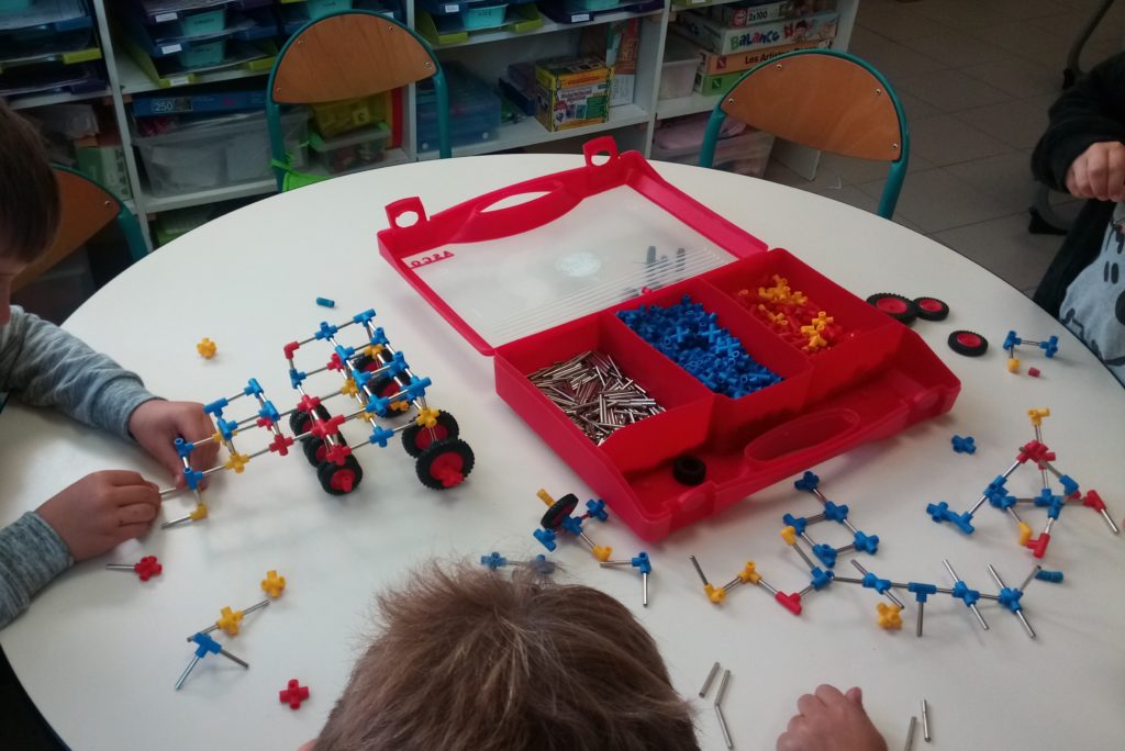 Les CP, CE1 et CE2 en ateliers - Ecole Jeanne d'Arc de Sully sur ...